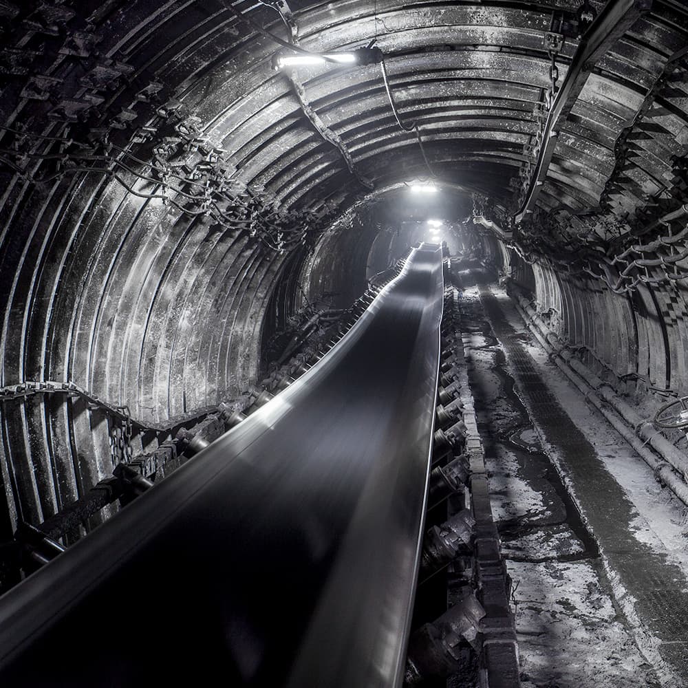 Belt conveyor installed along an underground tunnel for continuous material transport